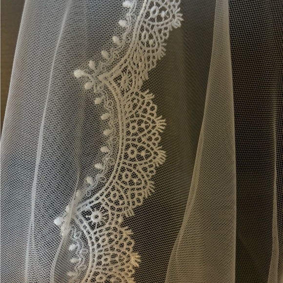 Lace Mantilla Veil - Picture 3 of 3